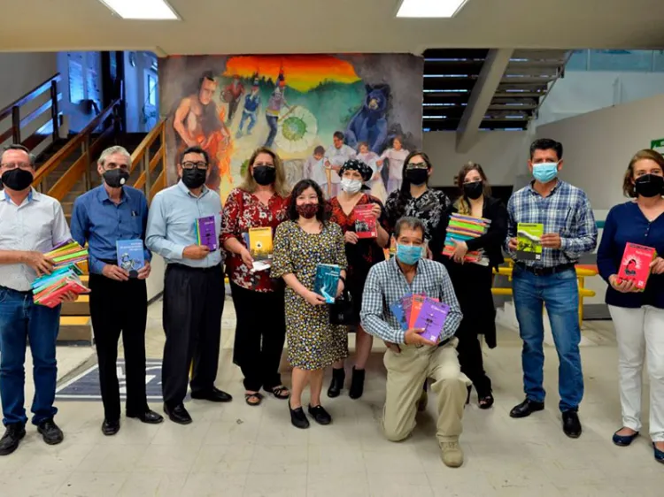 Reciben mediadores de lectura colección “21 para el 21” del FCE