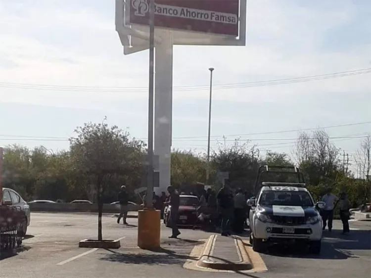 Graban batalla campal entre taxistas afuera de tienda departamental
