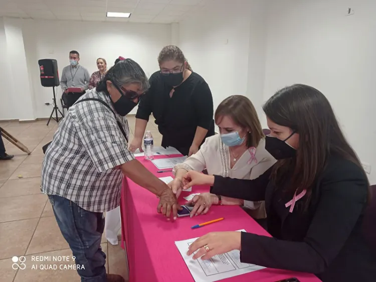 Entrega DIF Nogales becas a personas con discapacidad