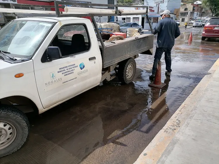Cierran calles del primer cuadro por fuga de agua