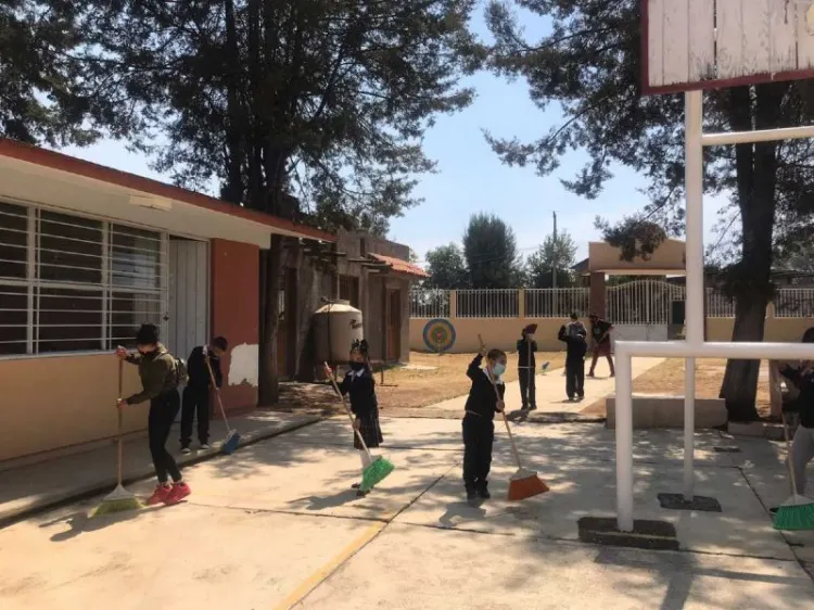 Gobernador de Michoacán anuncia regreso a clases presenciales