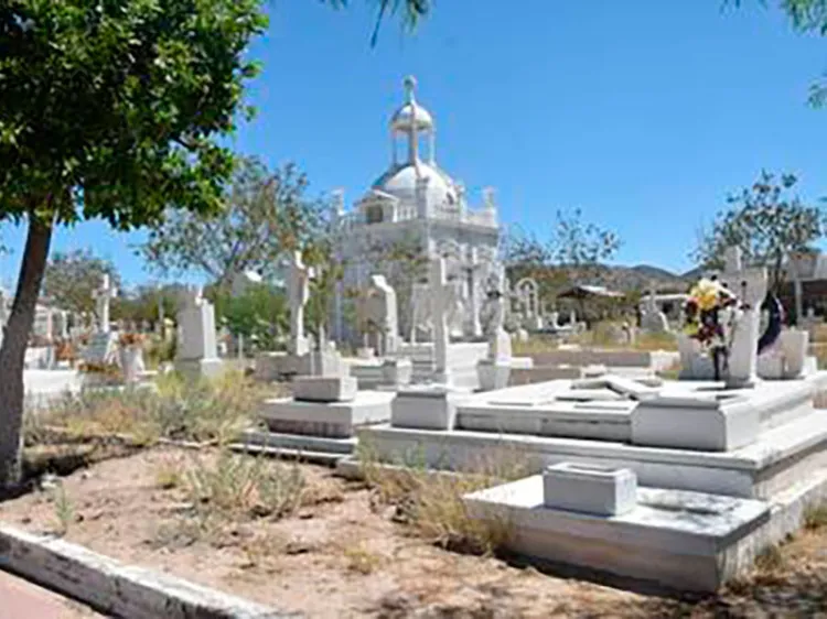 Preparan panteones para Día de Muertos