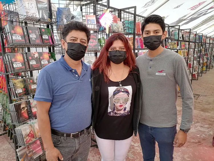 Instalan Feria del Libro 2021 en plaza Ochoa