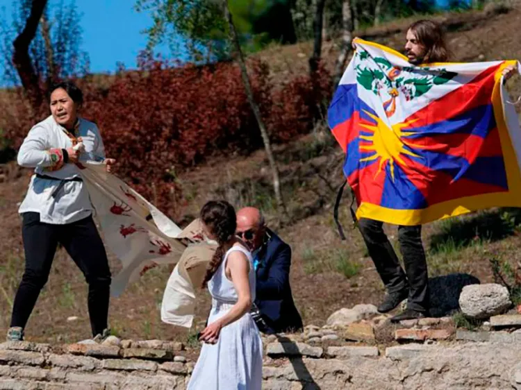 Encienden llama de los Juegos de Invierno entre protestas