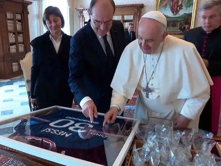 Regalan al papa Francisco playera del PSG autografiada por Messi