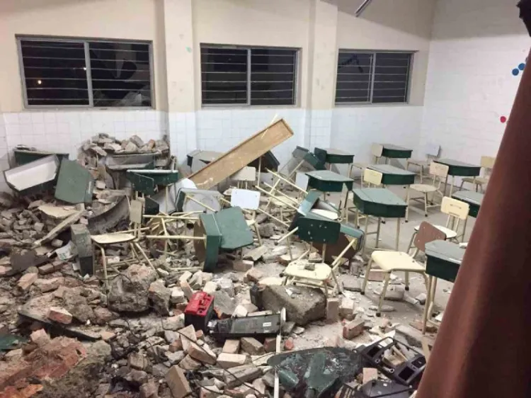 Abuelito muere tras impactar su camioneta contra colegio en Coahuila