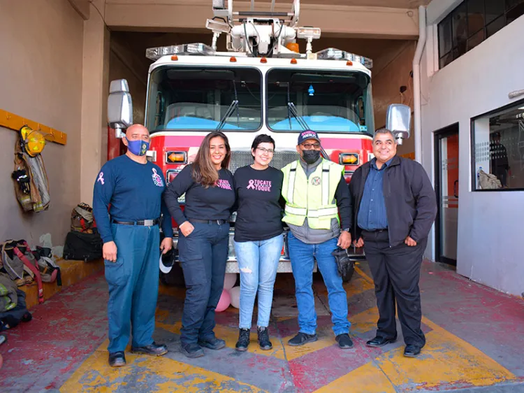 Apoyan Bomberos a jóven con cáncer