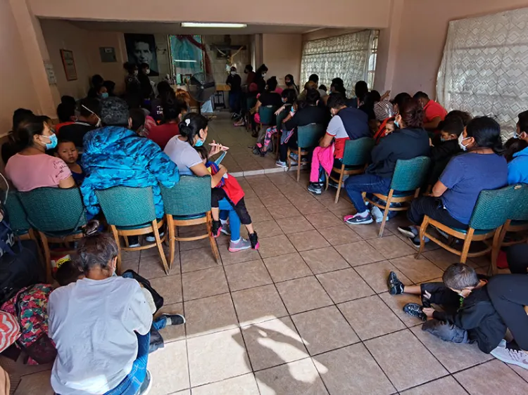 Llegan más migrantes a albergue