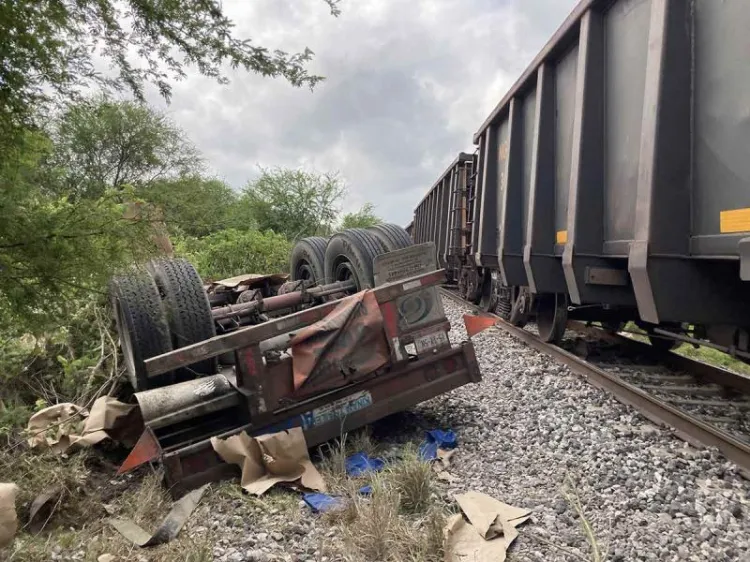 Impactantes imágenes del choque entre tren y tráiler de doble remolque