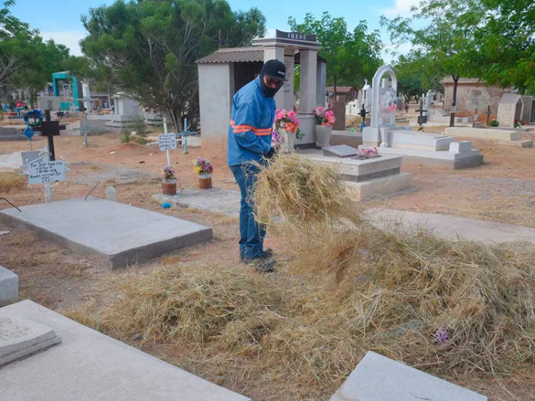 Avanzan limpieza de panteones en Hermosillo
