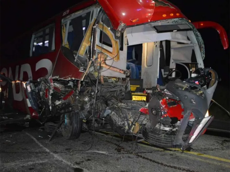 Choque de autobús de pasajeros con tráiler deja 16 heridos en Tamaulipas