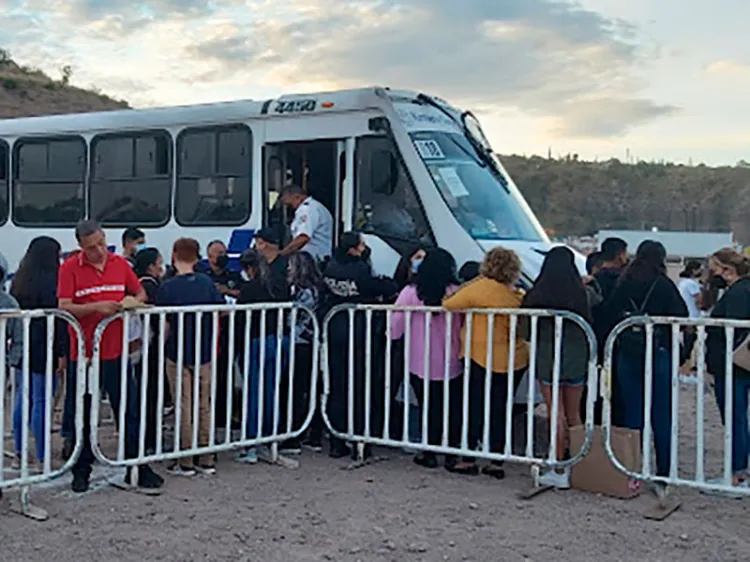 Cambian sede para llevar a vacunar a adolescentes a EU