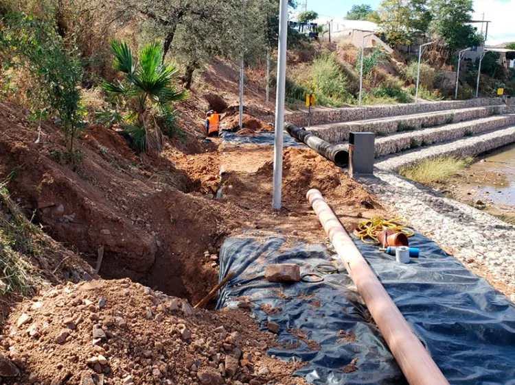 Supervisan obra sanitaria en el Represo; cambian tubería