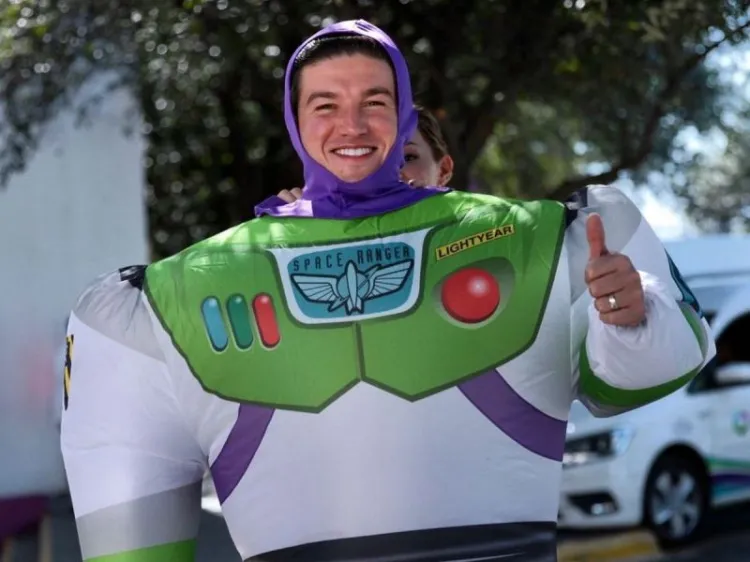¡Al infinito y más allá! Samuel García se disfraza de Buzz Lightyear para Halloween del DIF