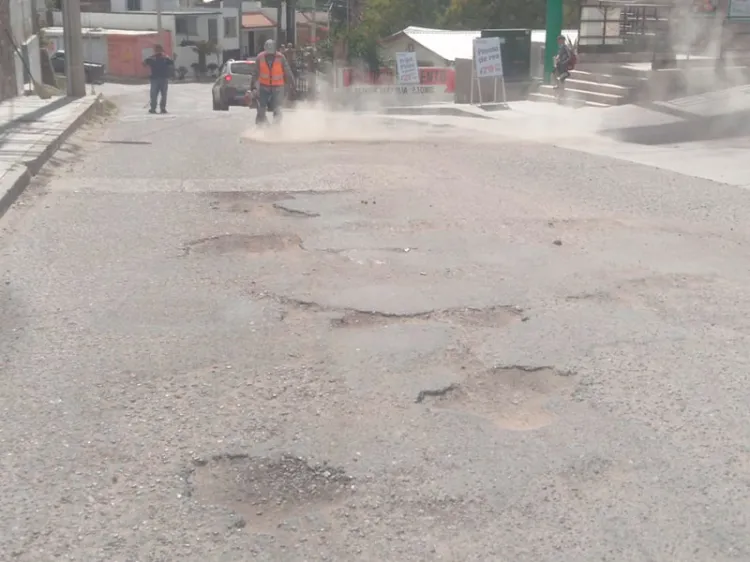 Dan mantenimiento a calles de panteones