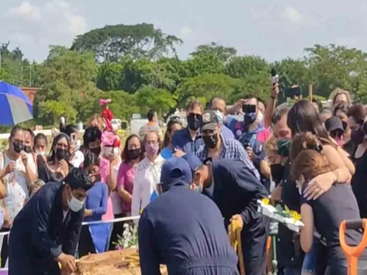 Entre aplausos y porras, entierran a Octavio Ocaña en Tabasco