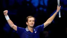 Medvedev vence a Zverev y sigue invicto en el Masters ATP