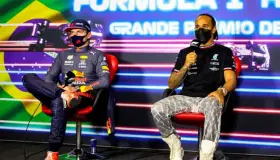 Mercedes busca sacarle puntos 'en la mesa' a Verstappen