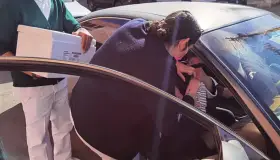 Vacunan en auto a nogalenses