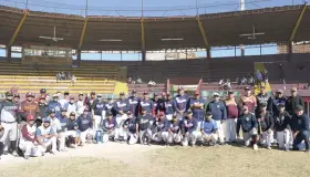 Juegan beisbol con causa