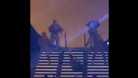 Karol G cae estrepitosamente en el escenario en pleno concierto