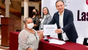 Entrega ADM apoyos a jefas madre de familia
