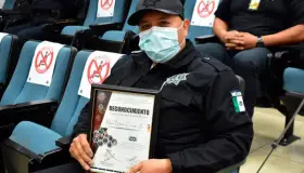 Reconocen al Policía del Mes