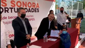 Entrega ADM becas a hijos de trabajadores del Sutspes