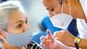 Inician con vacuna de refuerzo