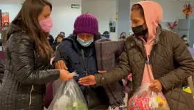 Apoya DIF con cenas navideñas a familias