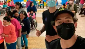 Mozo y Dinneno donan regalos a albergue