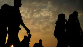 Esperan a cientos de migrantes