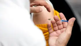 Vacunaran a profesores y empleados del sector Salud