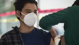 Anuncian vacunación a menores