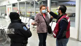 Revisa salud a pasajeros en centrales camioneras