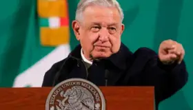 Anuncia AMLO mover vías del tren