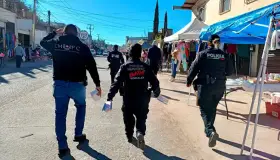 Concientizan sobre cubrebocas en los tianguis