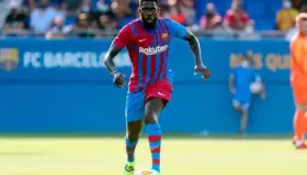 Umtiti se baja el sueldo para renovar con el Barcelona