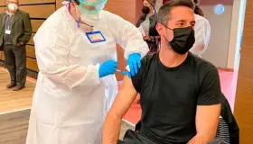 Aplicarán vacuna Moderna a profesores