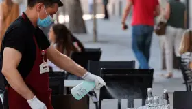 Disminuyen restaurantes aforo por virus