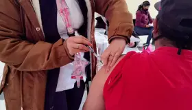 Reciben profesores vacuna de refuerzo contra Covid