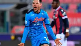 'Chucky' Lozano da la victoria al Nápoles sobre el Bolonia