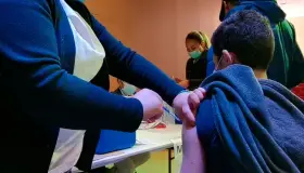 Aplican refuerzo a jóvenes menores