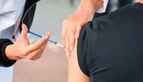 México inicia ensayos para usar vacuna Moderna como refuerzo; facilitará viajes a EU