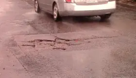 Denuncian conductores mega bache