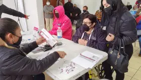 Entregan tarjetas de Bienestar a personas mayores de 68 años