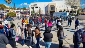 Abarrotan centros de vacunación