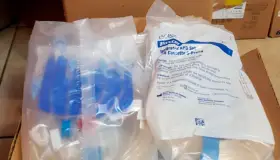 Apoyan motociclistas con equipo para diálisis