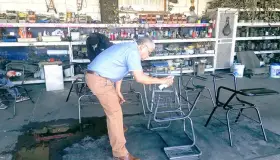 Restauran 120 pupitres escolares en Club Rotario