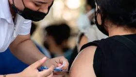 Inicia vacunación de refuerzo